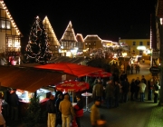 Marktplatz mit Weihnachtsmarkt