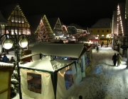Marktplatz mit Weihnachtsmarkt